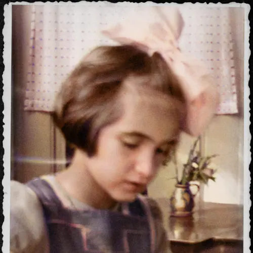 Edith was een gewoon meisje uit Gouda. Ze werd geboren in 1934 en groeide op met haar ouders en broer.